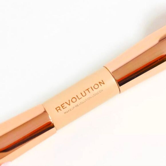 Revolution Beauty Conceal & Fix Setting Powder Duo Brush - Picture 6 of 11
